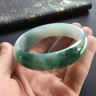 皮殼有色帶，切開果然驚艷 一塊翡翠原石的逆襲之路